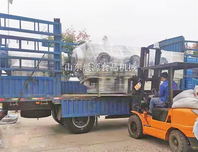 客戶滾筒炒貨設(shè)備裝車中